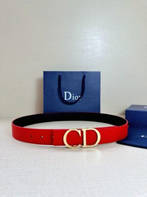 Dior 这款双面腰带结合典雅气质与摩登风范。双面均采用粒面牛皮革精心制作，一面为黑色，另一面为黑色、可搭配各式 35 毫米腰带扣，更添精致，打造富有个性特色的配饰，时尚百搭。