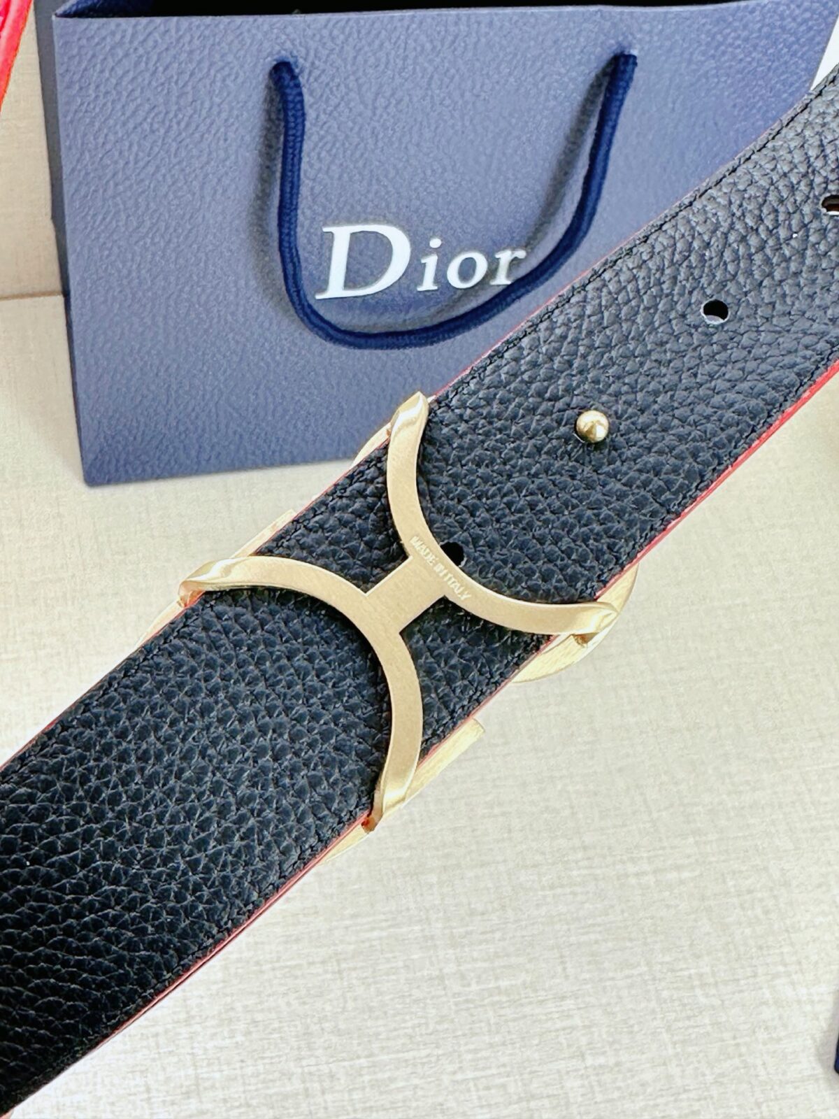 Dior 这款双面腰带结合典雅气质与摩登风范。双面均采用粒面牛皮革精心制作，一面为黑色，另一面为黑色、可搭配各式 35 毫米腰带扣，更添精致，打造富有个性特色的配饰，时尚百搭。