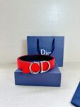 Dior 这款双面腰带结合典雅气质与摩登风范。双面均采用粒面牛皮革精心制作，一面为黑色，另一面为黑色、可搭配各式 35 毫米腰带扣，更添精致，打造富有个性特色的配饰，时尚百搭。