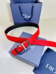Dior 这款双面腰带结合典雅气质与摩登风范。双面均采用粒面牛皮革精心制作，一面为黑色，另一面为黑色、可搭配各式 35 毫米腰带扣，更添精致，打造富有个性特色的配饰，时尚百搭。