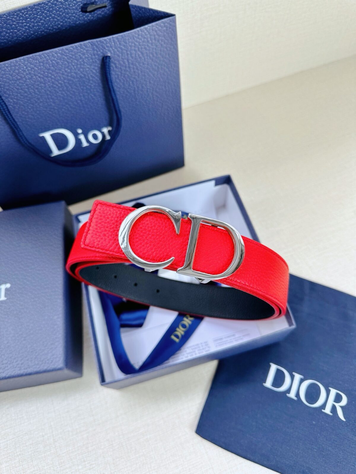 Dior 这款双面腰带结合典雅气质与摩登风范。双面均采用粒面牛皮革精心制作，一面为黑色，另一面为黑色、可搭配各式 35 毫米腰带扣，更添精致，打造富有个性特色的配饰，时尚百搭。