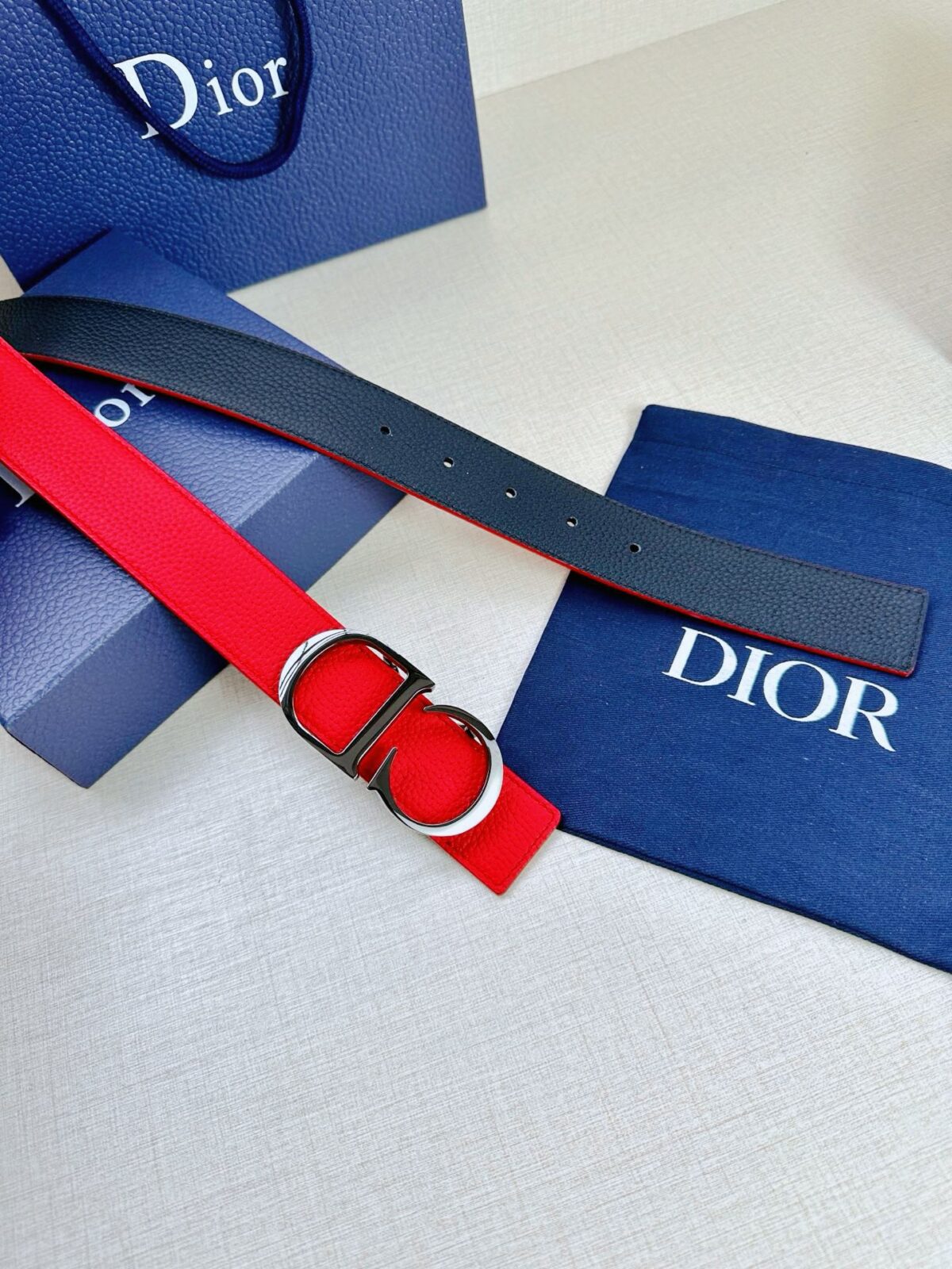 Dior 这款双面腰带结合典雅气质与摩登风范。双面均采用粒面牛皮革精心制作，一面为黑色，另一面为黑色、可搭配各式 35 毫米腰带扣，更添精致，打造富有个性特色的配饰，时尚百搭。