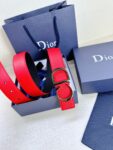 Dior 这款双面腰带结合典雅气质与摩登风范。双面均采用粒面牛皮革精心制作，一面为黑色，另一面为黑色、可搭配各式 35 毫米腰带扣，更添精致，打造富有个性特色的配饰，时尚百搭。