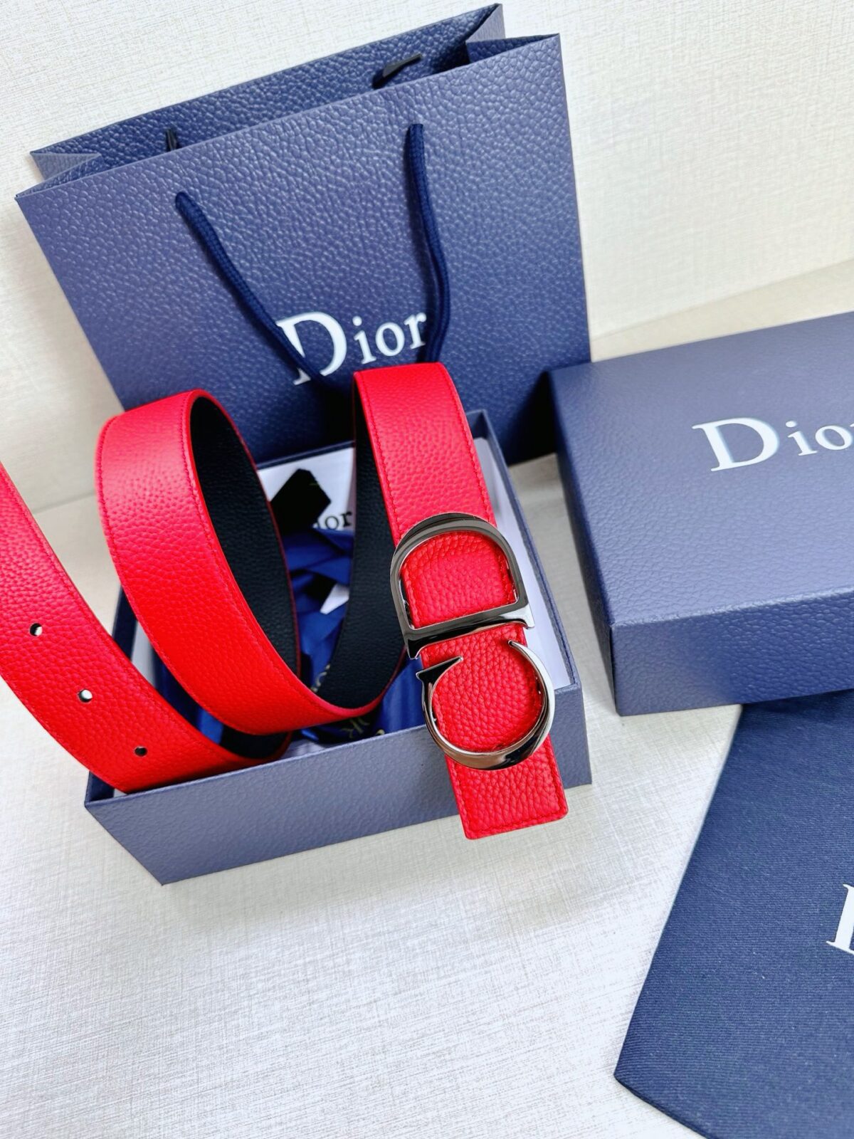 Dior 这款双面腰带结合典雅气质与摩登风范。双面均采用粒面牛皮革精心制作，一面为黑色，另一面为黑色、可搭配各式 35 毫米腰带扣，更添精致，打造富有个性特色的配饰，时尚百搭。