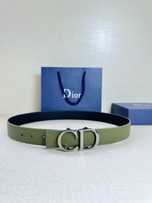 Dior 这款双面腰带结合典雅气质与摩登风范。双面均采用粒面牛皮革精心制作，一面为黑色，另一面为黑色、可搭配各式 35 毫米腰带扣，更添精致，打造富有个性特色的配饰，时尚百搭。