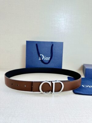 Dior 这款双面腰带结合典雅气质与摩登风范。双面均采用粒面牛皮革精心制作，一面为黑色，另一面为黑色、可搭配各式 35 毫米腰带扣，更添精致，打造富有个性特色的配饰，时尚百搭。