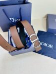 Dior 这款双面腰带结合典雅气质与摩登风范。双面均采用粒面牛皮革精心制作，一面为黑色，另一面为黑色、可搭配各式 35 毫米腰带扣，更添精致，打造富有个性特色的配饰，时尚百搭。