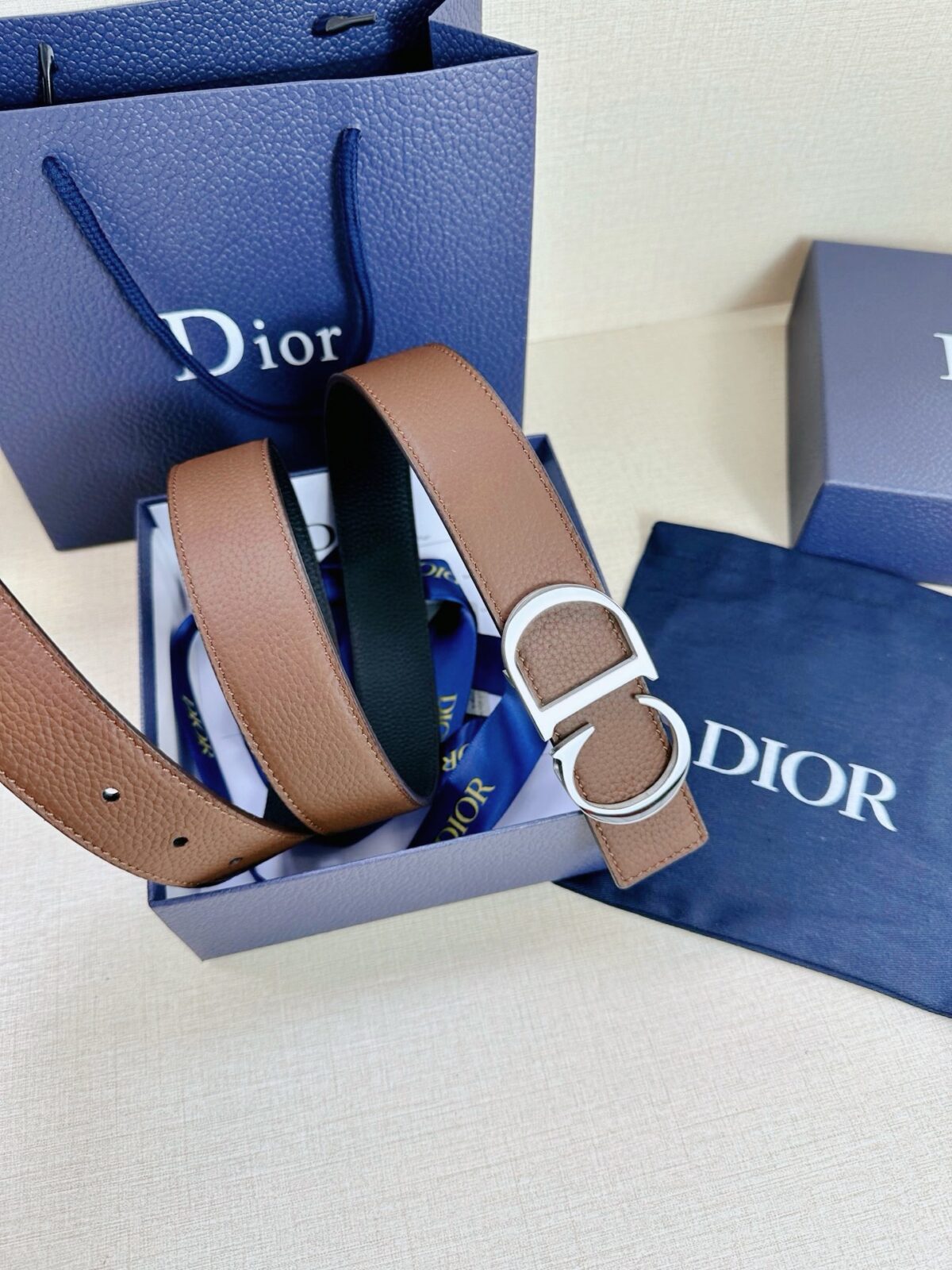 Dior 这款双面腰带结合典雅气质与摩登风范。双面均采用粒面牛皮革精心制作，一面为黑色，另一面为黑色、可搭配各式 35 毫米腰带扣，更添精致，打造富有个性特色的配饰，时尚百搭。