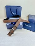 Dior 这款双面腰带结合典雅气质与摩登风范。双面均采用粒面牛皮革精心制作，一面为黑色，另一面为黑色、可搭配各式 35 毫米腰带扣，更添精致，打造富有个性特色的配饰，时尚百搭。