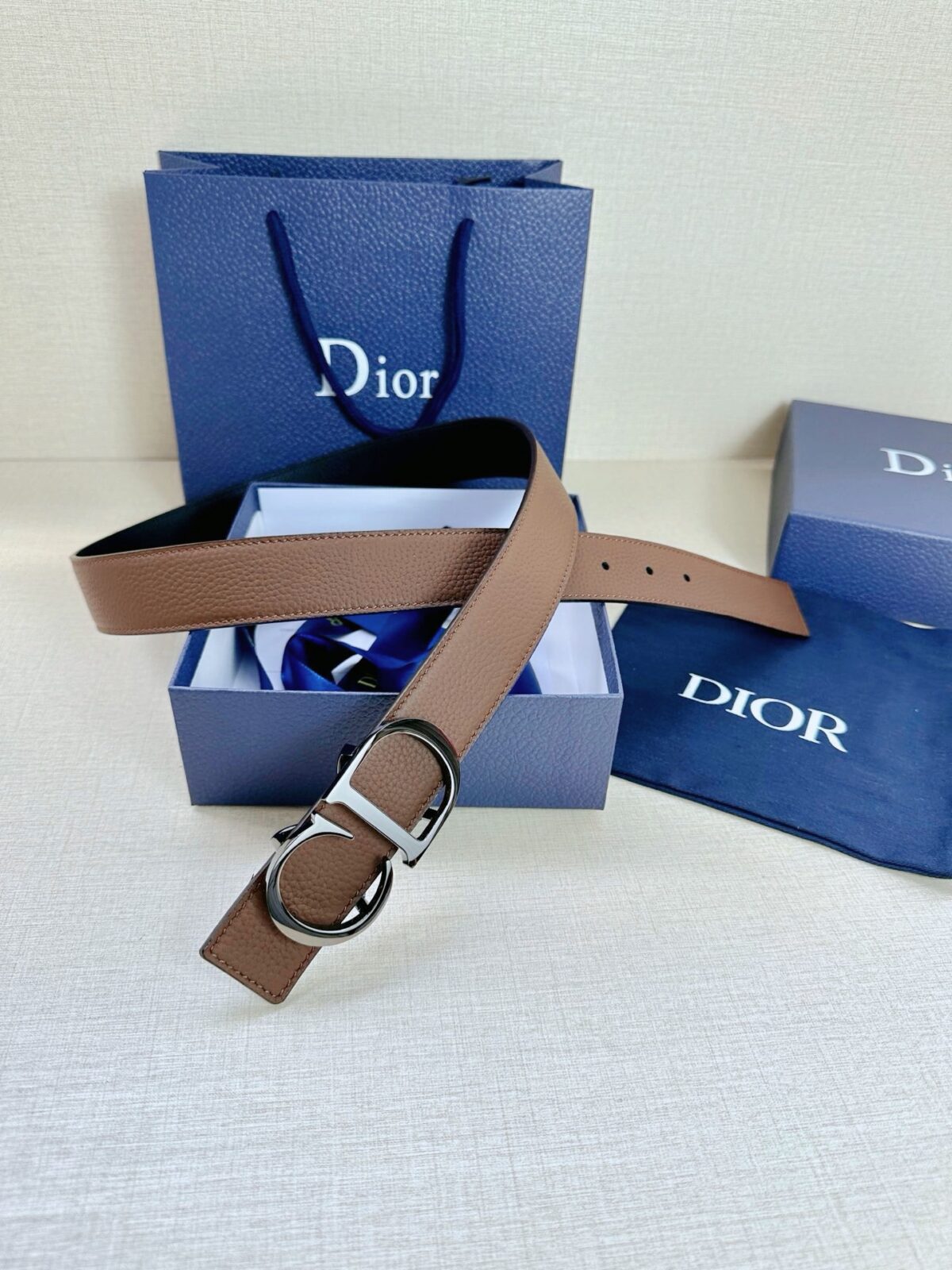 Dior 这款双面腰带结合典雅气质与摩登风范。双面均采用粒面牛皮革精心制作，一面为黑色，另一面为黑色、可搭配各式 35 毫米腰带扣，更添精致，打造富有个性特色的配饰，时尚百搭。