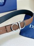 Dior 这款双面腰带结合典雅气质与摩登风范。双面均采用粒面牛皮革精心制作，一面为黑色，另一面为黑色、可搭配各式 35 毫米腰带扣，更添精致，打造富有个性特色的配饰，时尚百搭。
