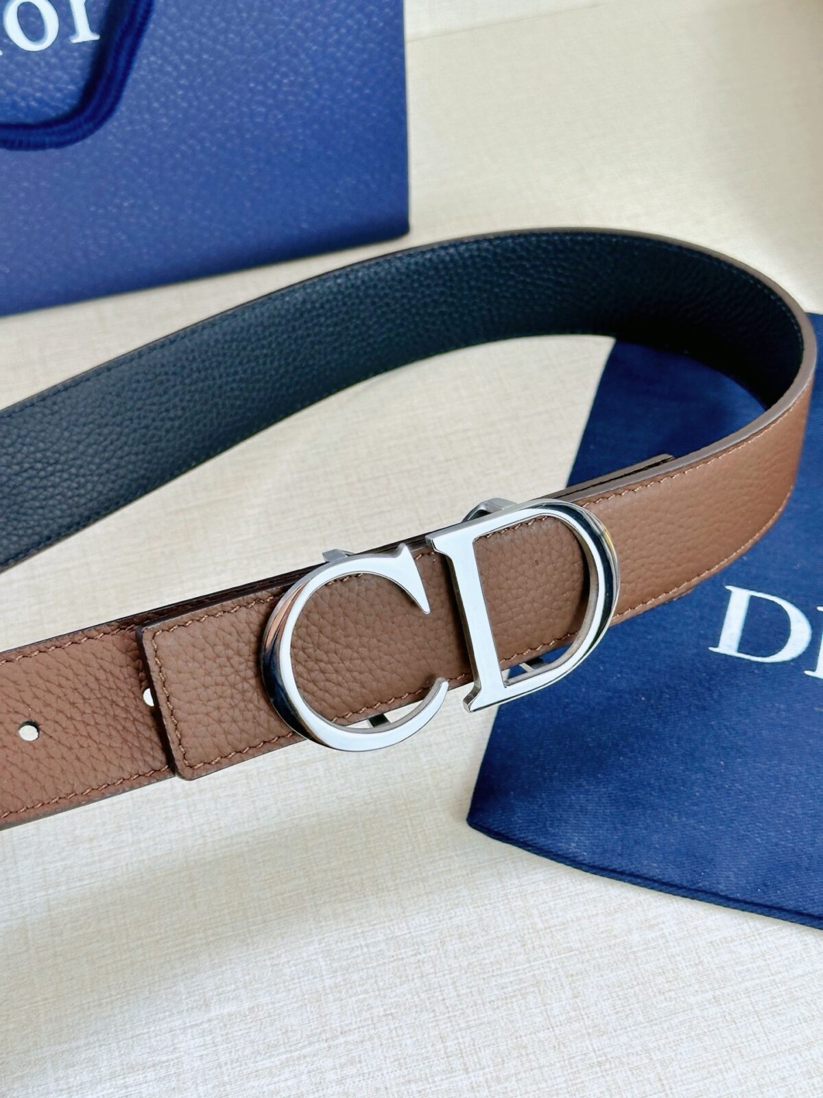 Dior 这款双面腰带结合典雅气质与摩登风范。双面均采用粒面牛皮革精心制作，一面为黑色，另一面为黑色、可搭配各式 35 毫米腰带扣，更添精致，打造富有个性特色的配饰，时尚百搭。