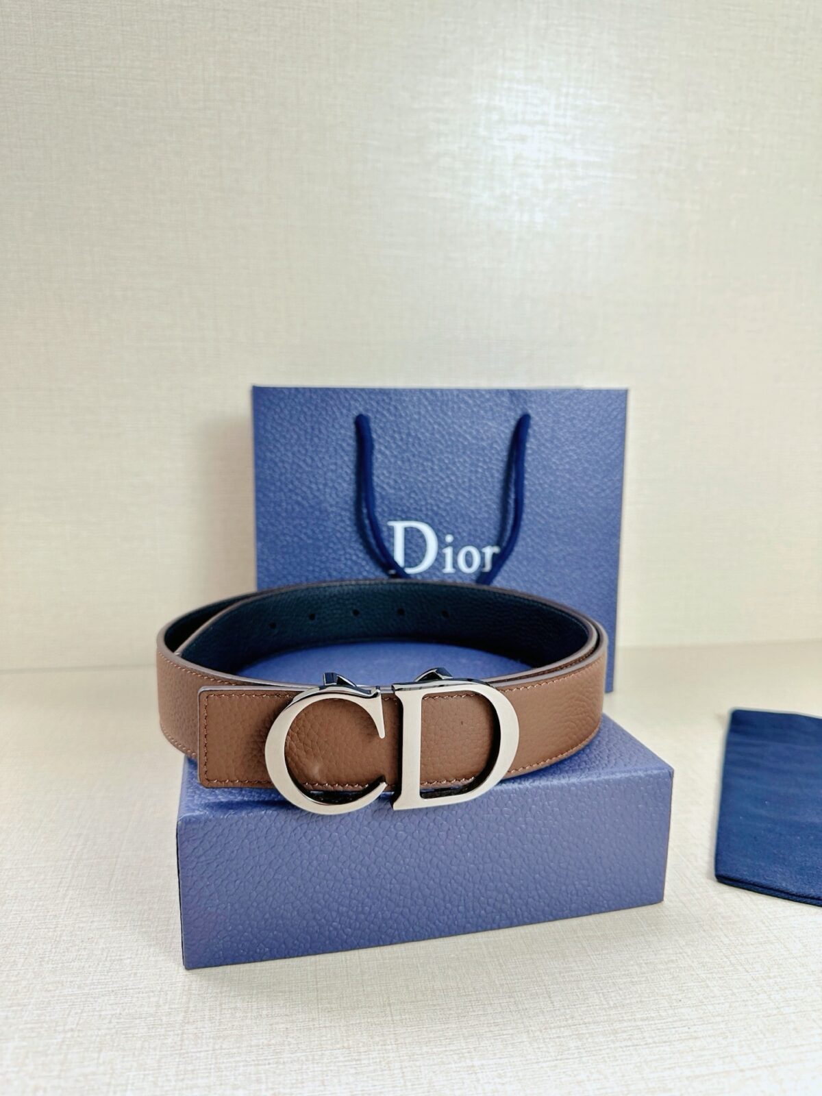 Dior 这款双面腰带结合典雅气质与摩登风范。双面均采用粒面牛皮革精心制作，一面为黑色，另一面为黑色、可搭配各式 35 毫米腰带扣，更添精致，打造富有个性特色的配饰，时尚百搭。