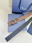 Dior 这款双面腰带结合典雅气质与摩登风范。双面均采用粒面牛皮革精心制作，一面为黑色，另一面为黑色、可搭配各式 35 毫米腰带扣，更添精致，打造富有个性特色的配饰，时尚百搭。