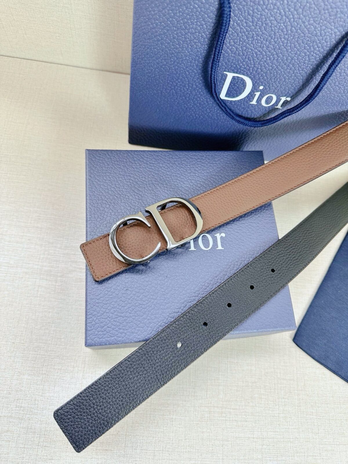 Dior 这款双面腰带结合典雅气质与摩登风范。双面均采用粒面牛皮革精心制作，一面为黑色，另一面为黑色、可搭配各式 35 毫米腰带扣，更添精致，打造富有个性特色的配饰，时尚百搭。