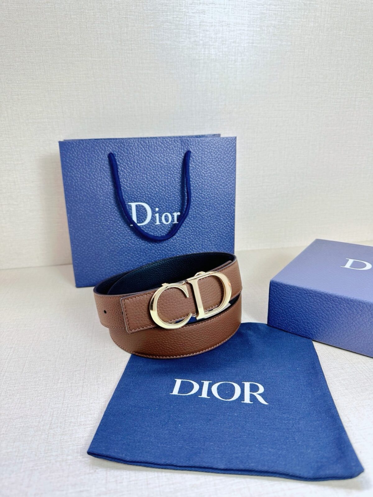 Dior 这款双面腰带结合典雅气质与摩登风范。双面均采用粒面牛皮革精心制作，一面为黑色，另一面为黑色、可搭配各式 35 毫米腰带扣，更添精致，打造富有个性特色的配饰，时尚百搭。