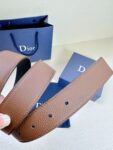 Dior 这款双面腰带结合典雅气质与摩登风范。双面均采用粒面牛皮革精心制作，一面为黑色，另一面为黑色、可搭配各式 35 毫米腰带扣，更添精致，打造富有个性特色的配饰，时尚百搭。