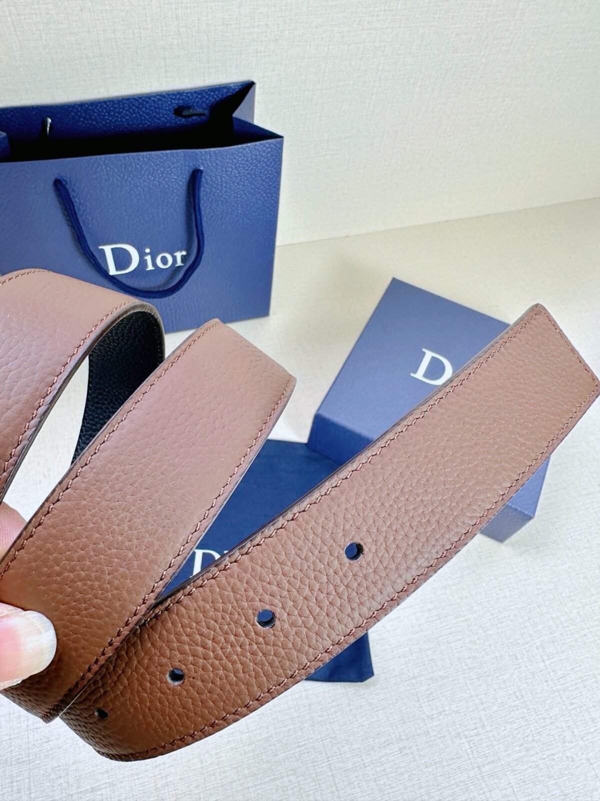 Dior 这款双面腰带结合典雅气质与摩登风范。双面均采用粒面牛皮革精心制作，一面为黑色，另一面为黑色、可搭配各式 35 毫米腰带扣，更添精致，打造富有个性特色的配饰，时尚百搭。