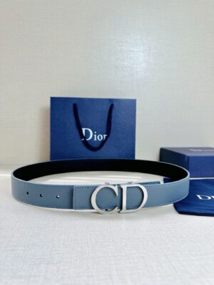 Dior 这款双面腰带结合典雅气质与摩登风范。双面均采用粒面牛皮革精心制作，一面为黑色，另一面为黑色、可搭配各式 35 毫米腰带扣，更添精致，打造富有个性特色的配饰，时尚百搭。