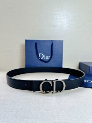 Dior 这款双面腰带结合典雅气质与摩登风范。双面均采用粒面牛皮革精心制作，一面为黑色，另一面为黑色、可搭配各式 35 毫米腰带扣，更添精致，打造富有个性特色的配饰，时尚百搭。