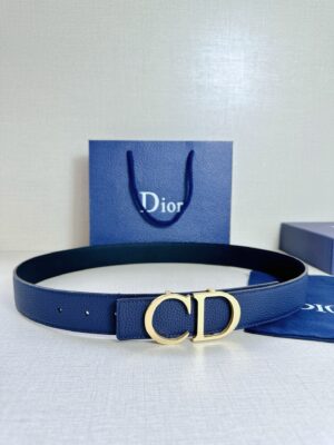 Dior 这款双面腰带结合典雅气质与摩登风范。双面均采用粒面牛皮革精心制作，一面为黑色，另一面为黑色、可搭配各式 35 毫米腰带扣，更添精致，打造富有个性特色的配饰，时尚百搭。