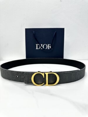 DIOR 这款 35 毫米双面腰带结合典雅气质与摩登风范。双面设计，一面采用深灰色 Oblique 印花面料，另一面采用同色调粒面牛皮革。可搭配各式35毫米腰带扣，打造富有个性特色的单品，时尚百搭。 /
