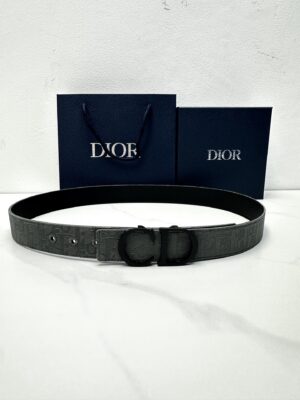DIOR 这款 35 毫米双面腰带结合典雅气质与摩登风范。双面设计，一面采用深灰色 Oblique 印花面料，另一面采用同色调粒面牛皮革。可搭配各式35毫米腰带扣，打造富有个性特色的单品，时尚百搭。 /