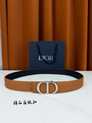 weigou_268589_0_3142731b78 DIOR 3.5cm经典宽度,正装休闲皆宜。一面深邃藏蓝,一面极简纯黑,CD金属扣细节彰显品味。一带两用,从容驾驭职场与生活。