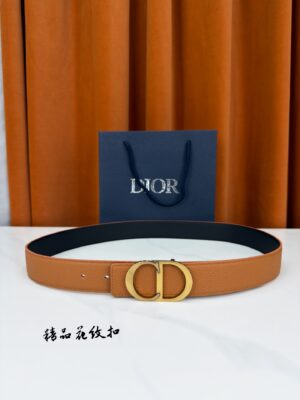 weigou_268622_0_b8e4b67dab DIOR 3.5cm经典宽度,正装休闲皆宜。一面深邃藏蓝,一面极简纯黑,CD金属扣细节彰显品味。一带两用,从容驾驭职场与生活。