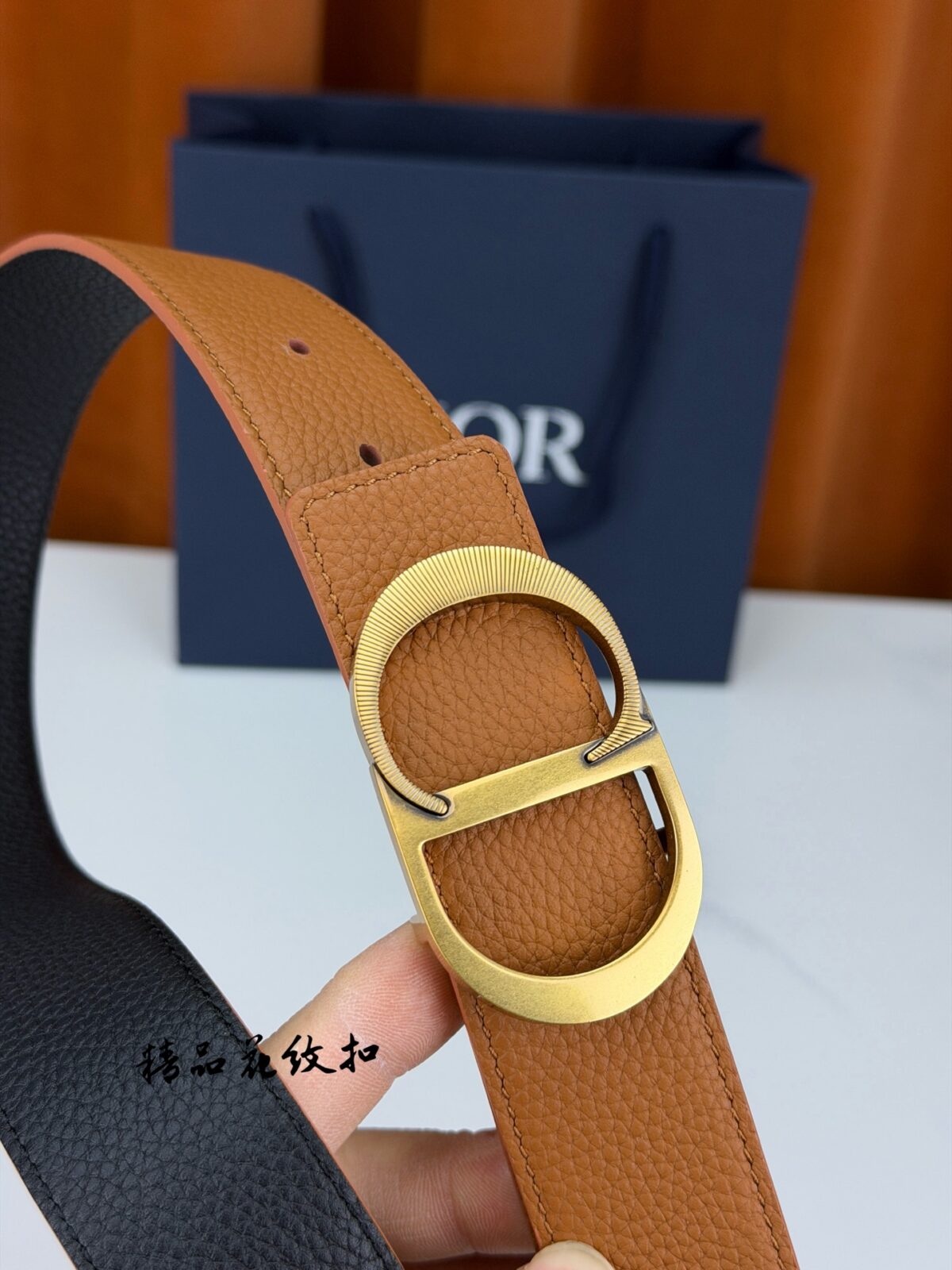 DIOR 3.5cm经典宽度，正装休闲皆宜。一面深邃藏蓝，一面极简纯黑，CD金属扣细节彰显品味。一带两用，从容驾驭职场与生活。