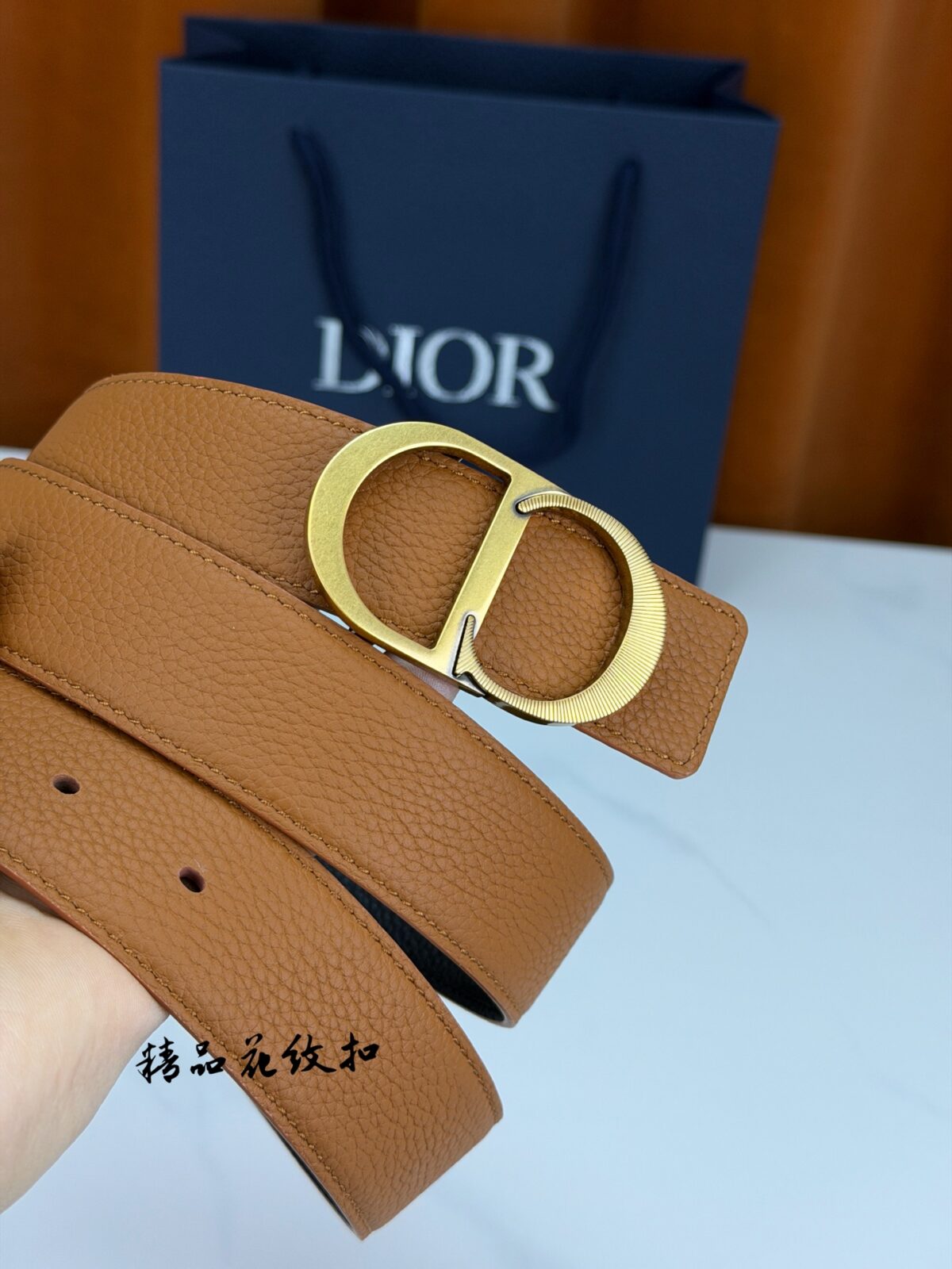 DIOR 3.5cm经典宽度，正装休闲皆宜。一面深邃藏蓝，一面极简纯黑，CD金属扣细节彰显品味。一带两用，从容驾驭职场与生活。