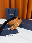 DIOR 3.5cm经典宽度，正装休闲皆宜。一面深邃藏蓝，一面极简纯黑，CD金属扣细节彰显品味。一带两用，从容驾驭职场与生活。