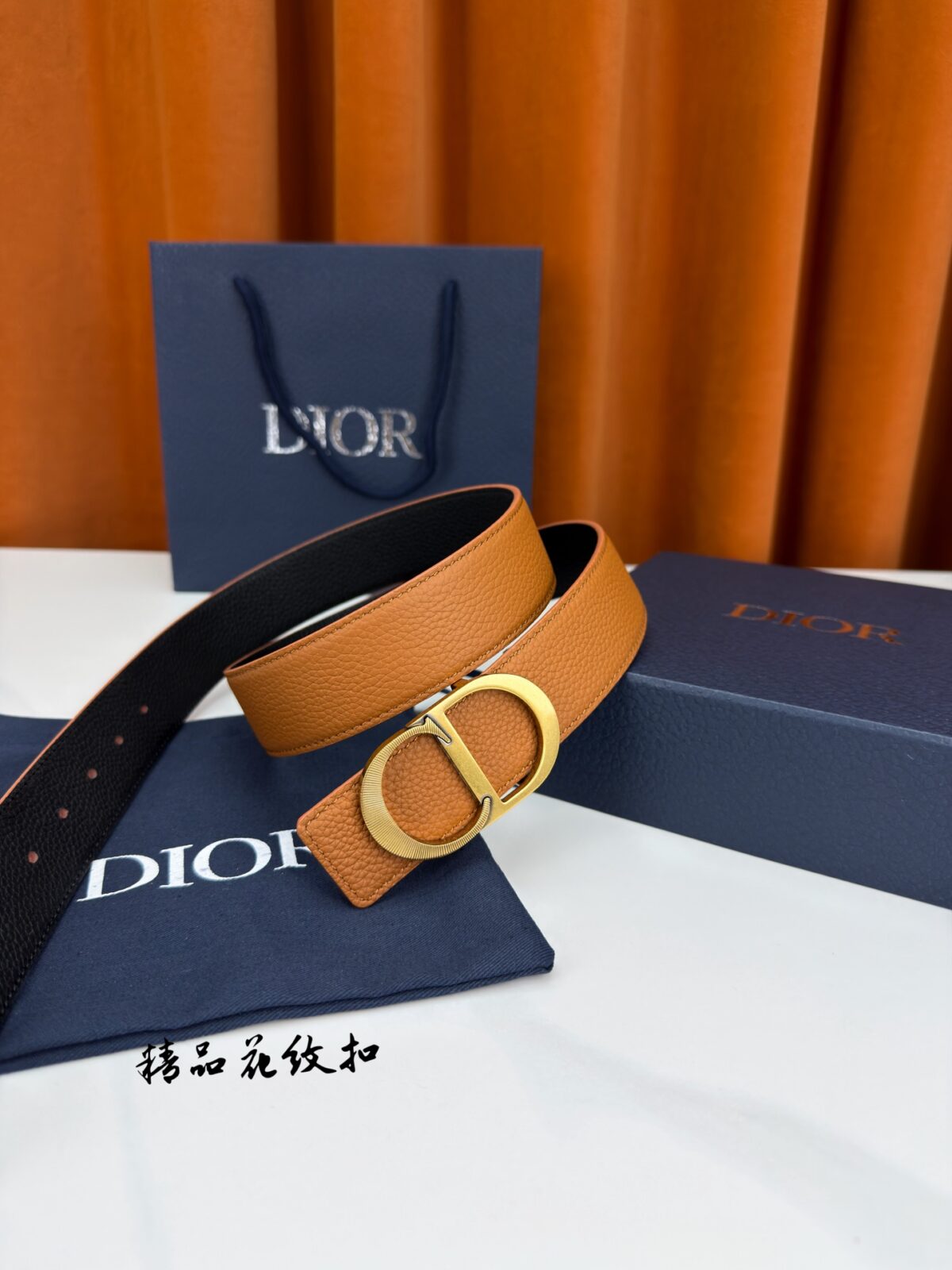 DIOR 3.5cm经典宽度，正装休闲皆宜。一面深邃藏蓝，一面极简纯黑，CD金属扣细节彰显品味。一带两用，从容驾驭职场与生活。