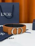 DIOR 3.5cm经典宽度，正装休闲皆宜。一面深邃藏蓝，一面极简纯黑，CD金属扣细节彰显品味。一带两用，从容驾驭职场与生活。
