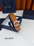 DIOR 3.5cm经典宽度，正装休闲皆宜。一面深邃藏蓝，一面极简纯黑，CD金属扣细节彰显品味。一带两用，从容驾驭职场与生活。