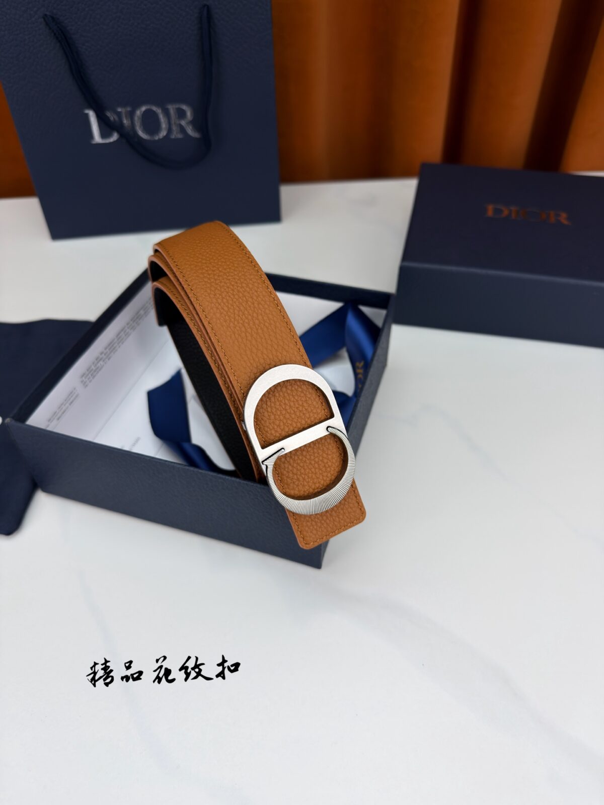 DIOR 3.5cm经典宽度，正装休闲皆宜。一面深邃藏蓝，一面极简纯黑，CD金属扣细节彰显品味。一带两用，从容驾驭职场与生活。