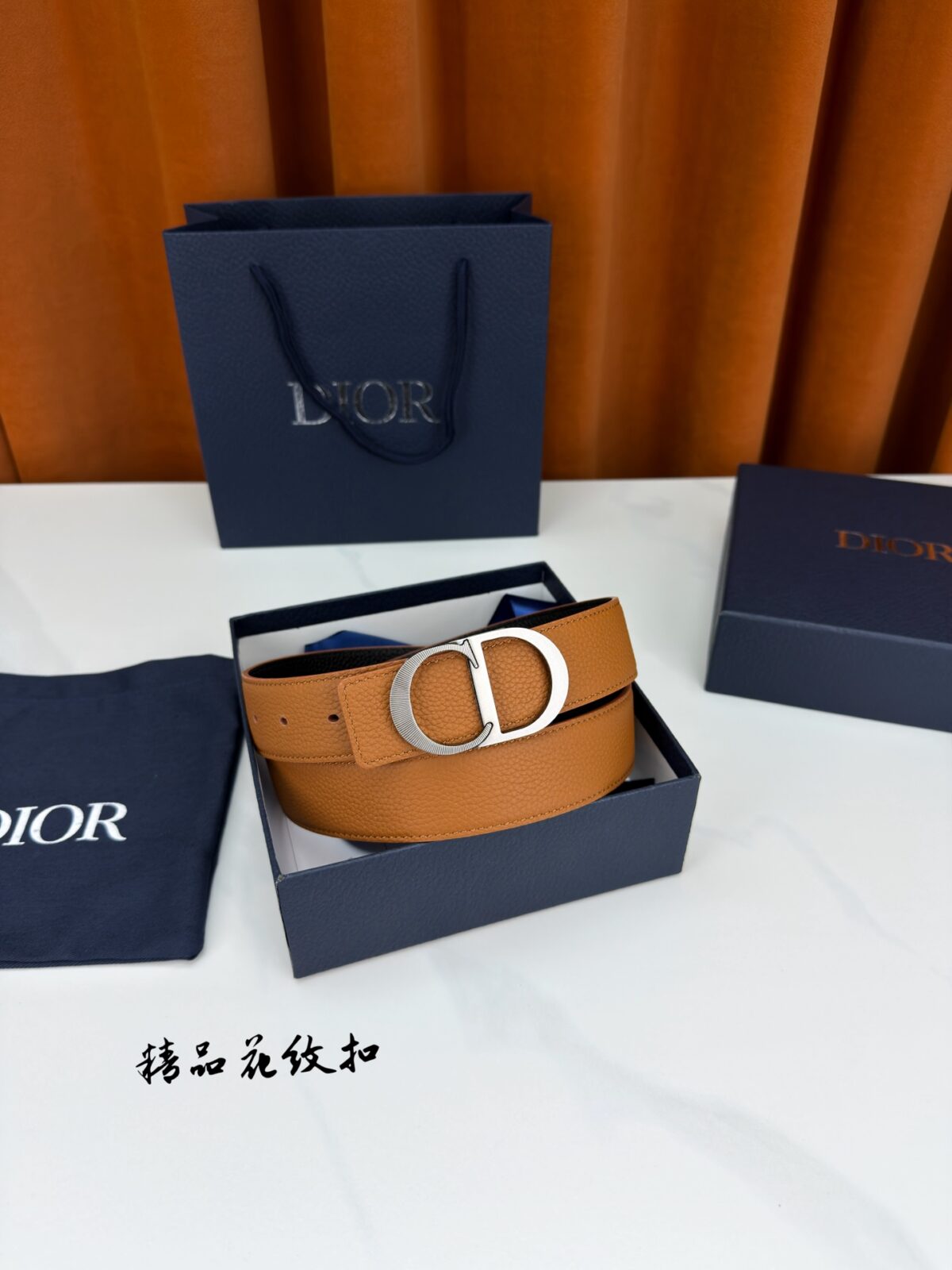 DIOR 3.5cm经典宽度，正装休闲皆宜。一面深邃藏蓝，一面极简纯黑，CD金属扣细节彰显品味。一带两用，从容驾驭职场与生活。