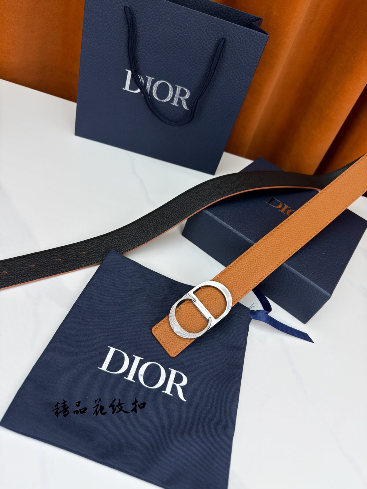 DIOR 3.5cm经典宽度，正装休闲皆宜。一面深邃藏蓝，一面极简纯黑，CD金属扣细节彰显品味。一带两用，从容驾驭职场与生活。