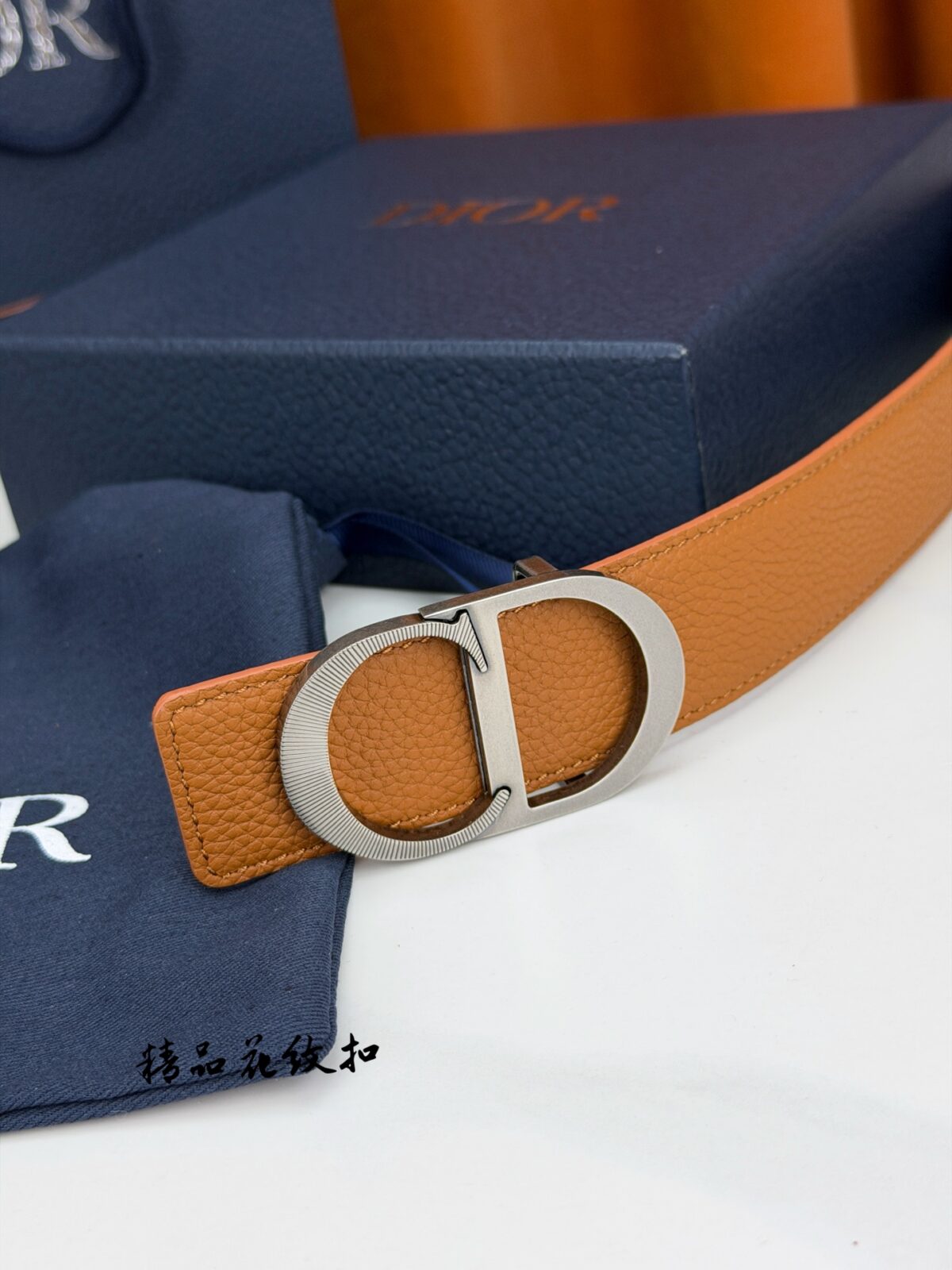 DIOR 3.5cm经典宽度，正装休闲皆宜。一面深邃藏蓝，一面极简纯黑，CD金属扣细节彰显品味。一带两用，从容驾驭职场与生活。