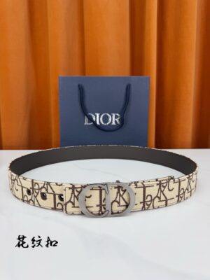 weigou_268649_0_5c6aa3b2ff DIOR 3.5cm经典宽度,正装休闲皆宜。一面深邃藏蓝,一面极简纯黑,CD金属扣细节彰显品味。一带两用,从容驾驭职场与生活。