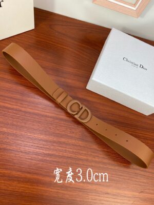 dior（迪奧）爆款平面無線帶身/Saddle土黄色牛皮革皮带。烤漆金属“CD”标志 採用進口雙面頭層牛皮 /