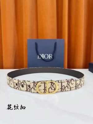 Dior精湛工艺。可与各式35毫米腰带搭配，提升格调，打造优雅精致的造型。 /