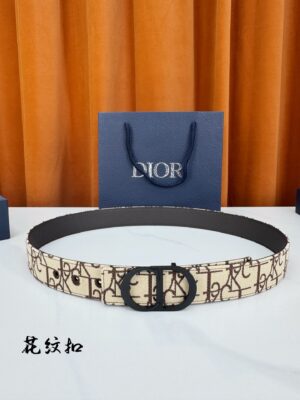Dior精湛工艺。可与各式35毫米腰带搭配，提升格调，打造优雅精致的造型。 /
