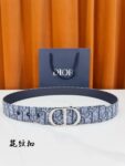 Dior精湛工艺。可与各式35毫米腰带搭配，提升格调，打造优雅精致的造型。 /