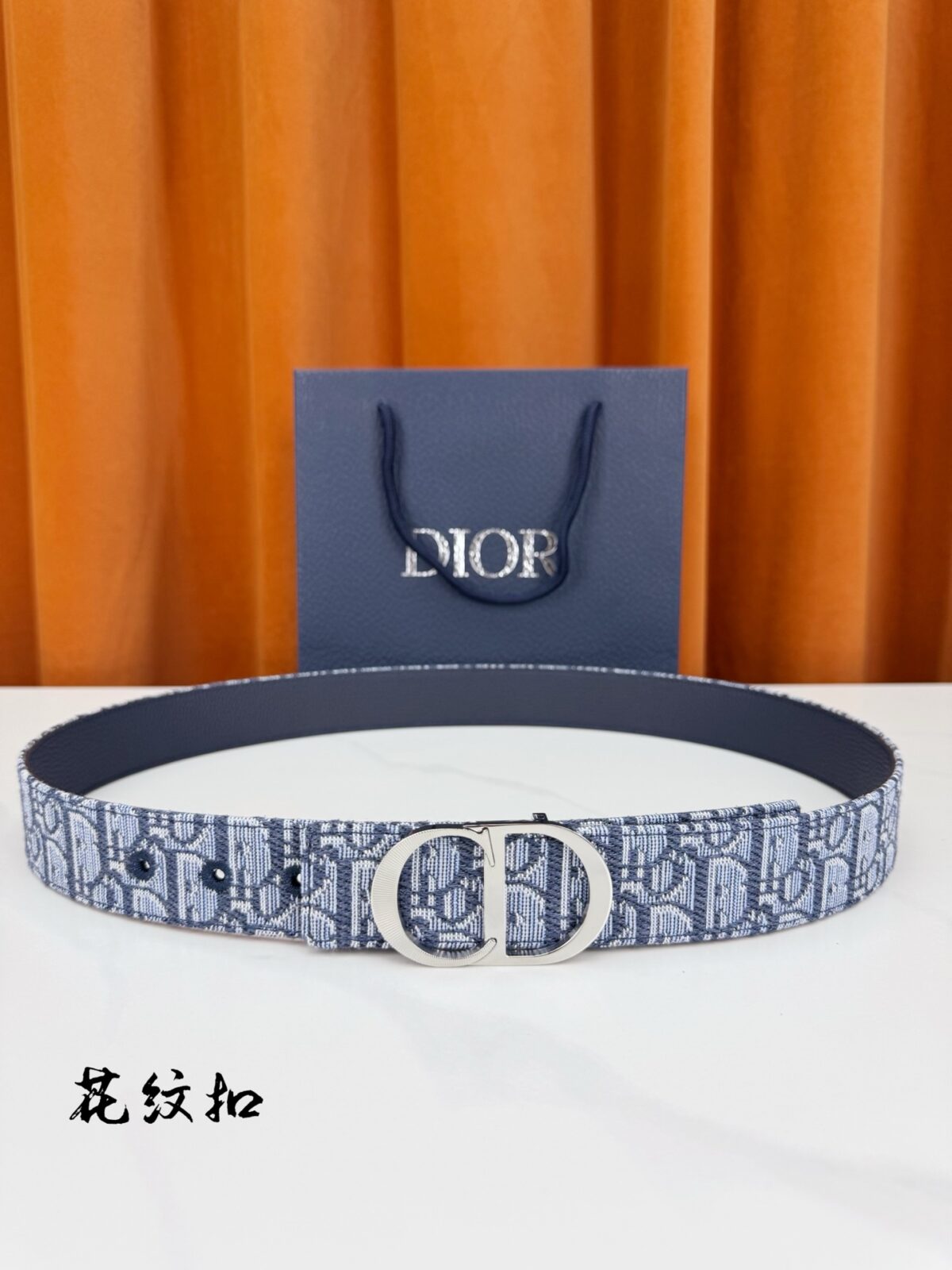 Dior精湛工艺。可与各式35毫米腰带搭配，提升格调，打造优雅精致的造型。 /