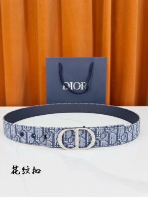 Dior精湛工艺。可与各式35毫米腰带搭配，提升格调，打造优雅精致的造型。 /