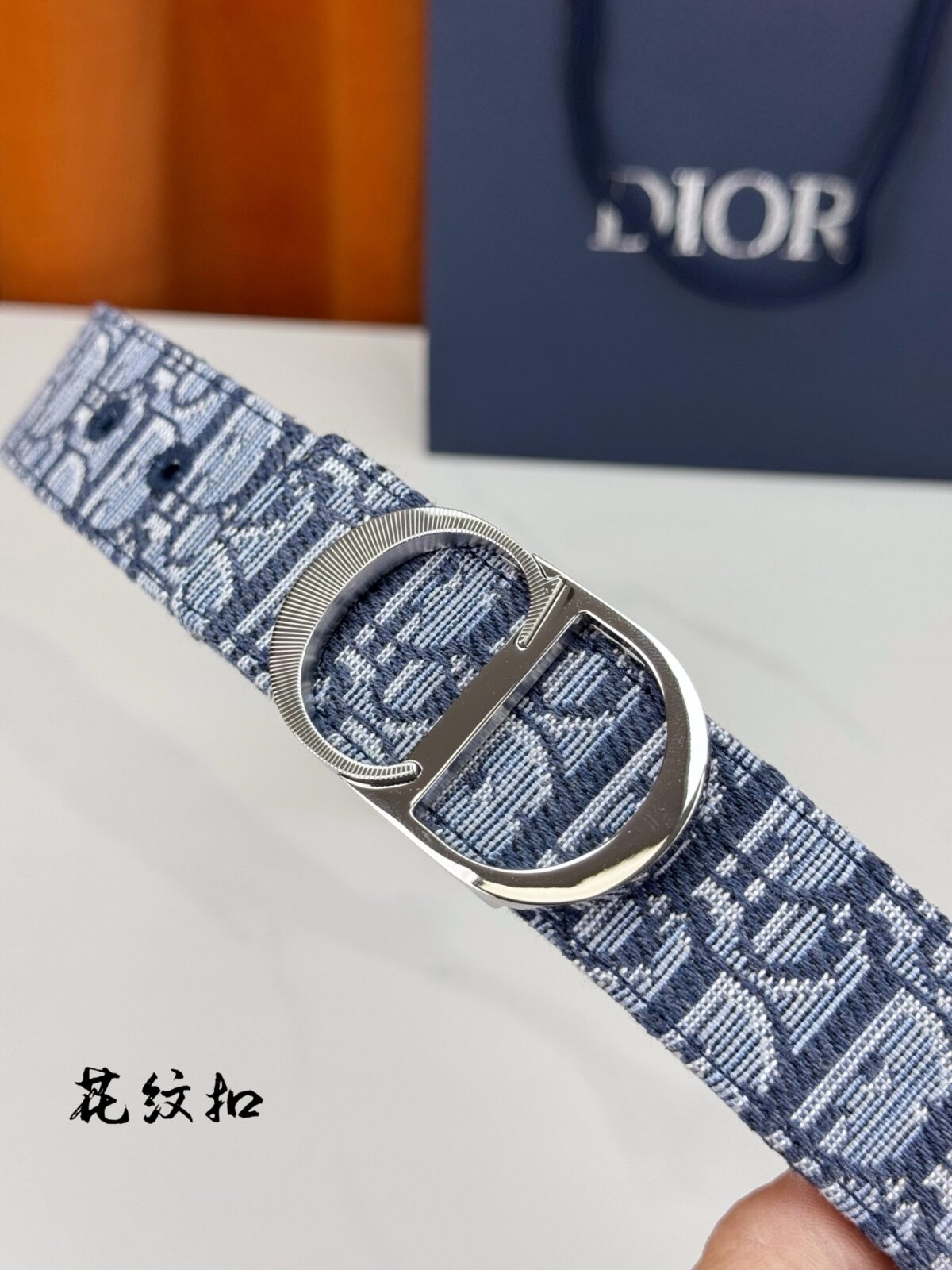 Dior精湛工艺。可与各式35毫米腰带搭配，提升格调，打造优雅精致的造型。 /