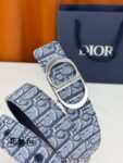 Dior精湛工艺。可与各式35毫米腰带搭配，提升格调，打造优雅精致的造型。 /