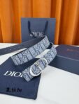 Dior精湛工艺。可与各式35毫米腰带搭配，提升格调，打造优雅精致的造型。 /