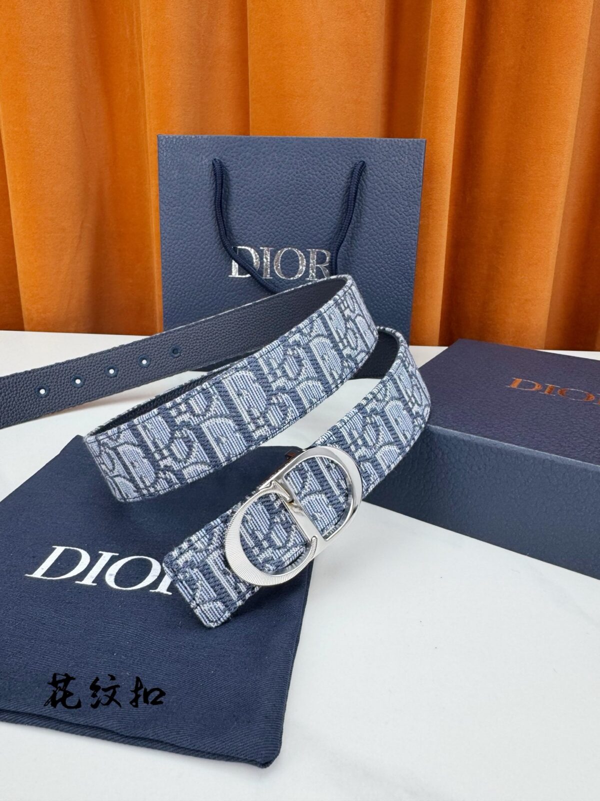 Dior精湛工艺。可与各式35毫米腰带搭配，提升格调，打造优雅精致的造型。 /